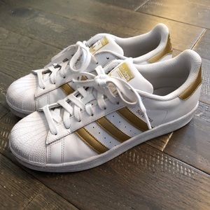 Adidas gold superstar tennis shoes
